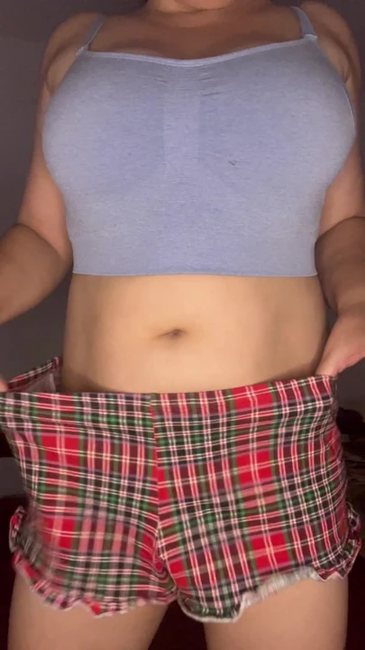 Seksi iç çamaşırlı büyük memeli orta yaşlı seksi kadın