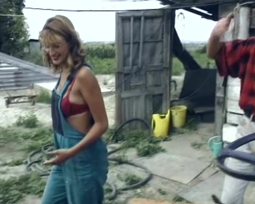 Alman çiftlik hanımı traktörde sikiliyor