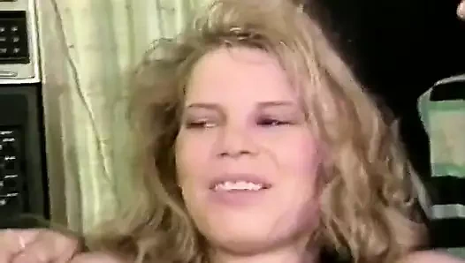 İki şanslı adam büyük yuvarlak götlü ve pirsingli amcıklı düzgün vücutlu ateşli bir kızla sikişiyor