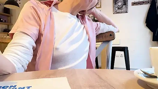 Blusa blanca extremadamente sexy exponiendo mis grandes pezones perforados en una cafetería