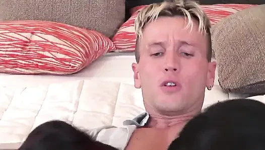 Jasmine ve Britney üçlü sekse bayılıyor - bölüm 3