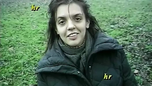 Azgın İtalyan fahişe açık havada iki yarakla eğleniyor -