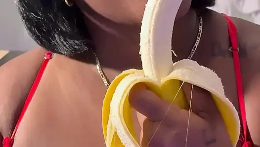 Bir profesyonel gibi muz emmek için nasıl düzgün bir şekilde