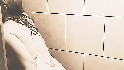 Ateşli orta yaşlı seksi kadınla seksi duş sikişi