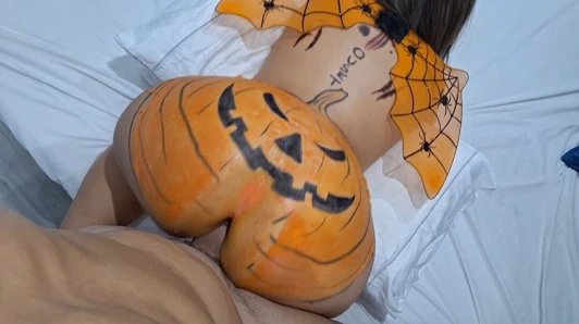 Üvey kız kardeşimin büyük götü uyumama izin vermiyor