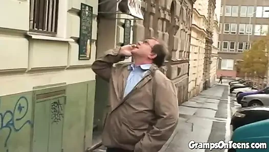 Azgın genç sürtük yaşlı dedenin yarağını sikiyor