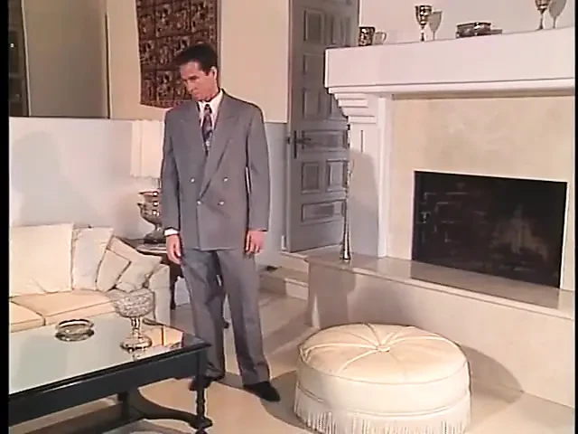 Adam bir kızı alıyor ve onu kanepede sikiyor
