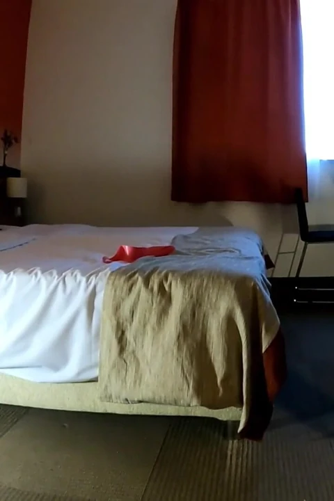 Amatör formda jimnastik öğretmeni Ana otel odasında kamerada ateşli amcık resimleriyle çıldırıyor ve çıldırıyor