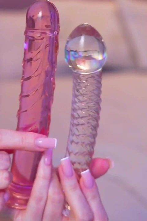 Mia'nız yatakta dildo ile yazlık elbise içinde