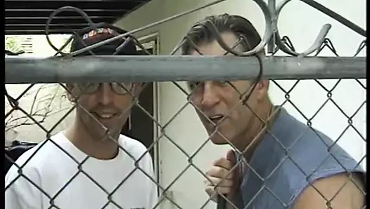 İki adam havuz başında şımarık memeli yaramaz kaltağı sikiyor ve yüze boşalma