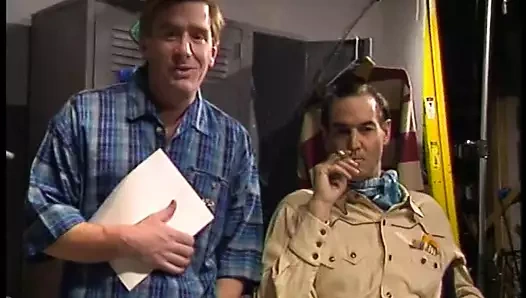 Büyük yaraklı adam bu çarpıcı sarışın bombada amını yalıyor ve sikiyor