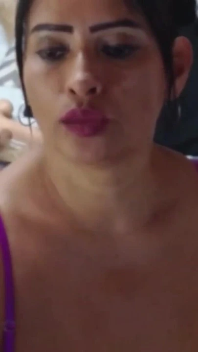 "Ateşli orta yaşlı seksi kadın büyük göğüslerini baştan çıkarıyor ve gösteriyor"