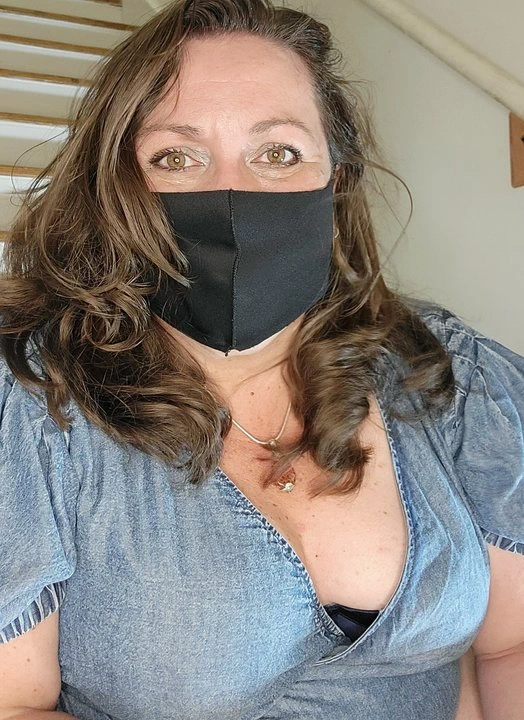 Bayan bir çiş merdivenlerde