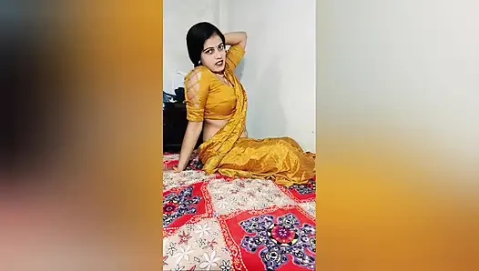 Hintli desi iki arkadaş bir erkekle sert sikişiyor