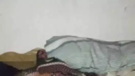 sevimli kardeş açık boob &amp; tite kıllı KEDİ gösteren