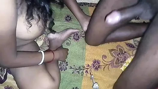 Subah ke time bhabhi ki chudai karte waqt uski beti uth Gai Nahin to bhabhi ki gand maarta