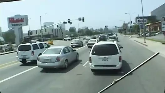 Üç azgın adam kızıl saçlı kızı bang-off minibüsleriyle kapısına bırakmaya davet ediyor