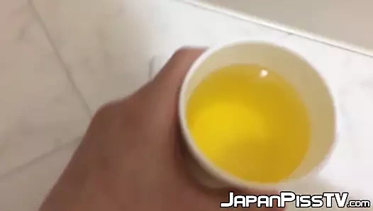 Japonya'dan sapıkça piliç ne kadar işeyebileceğini takip ediyor