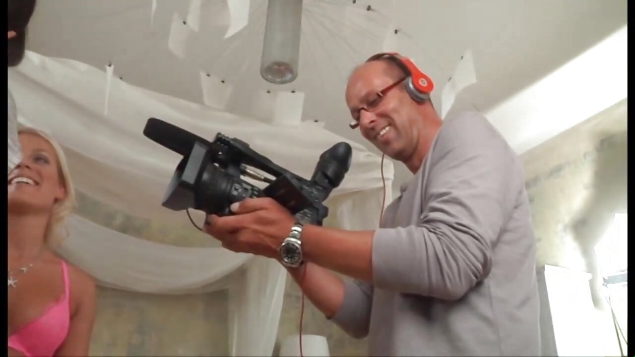 Amatör çift bir sürü sikişiyor ve güzel kızlarla değiş tokuş yapıyor ve grup seks partisi tam film hd