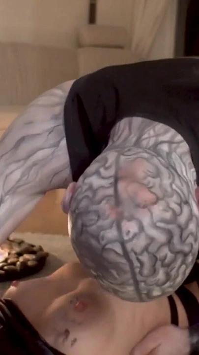 Şehvetli şeytan tutkuyla sikişiyor ve cadılar bayramında yüze boşalma | Klip 1