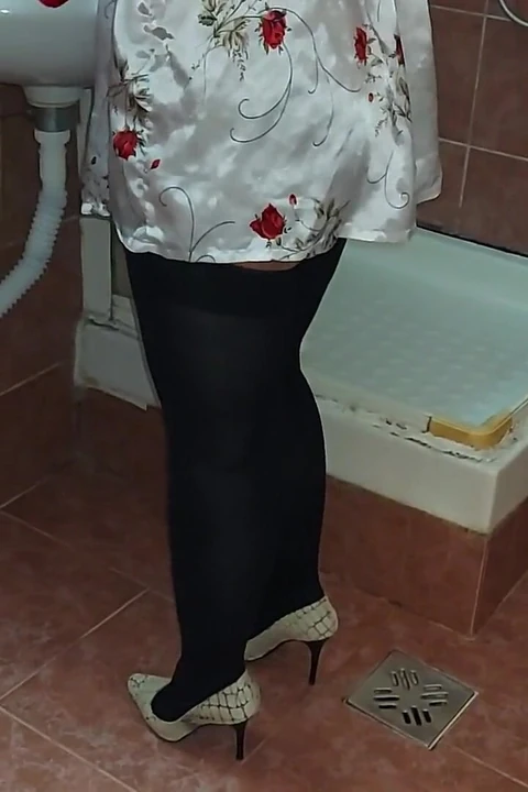 Üvey annemin naylon çoraplı ve yüksek topuklu ayakkabılarla beni ziyarete gelmesini seviyorum