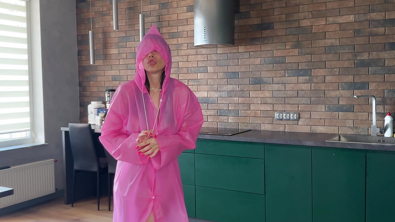 KıYAFETLERINI DENIYORUM. CINSEL ORTA YAŞLı SEKSI KADıN.
