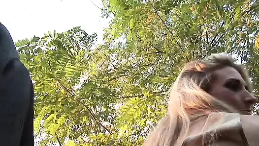 Küçük memeli güzel sarışın orta yaşlı seksi kadın büyük amatör yarakla domaltılarak ağzına boşalıyor