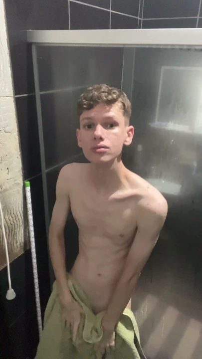 Twink duşta vücudunu gösteriyor ve çıplak | Klip 1