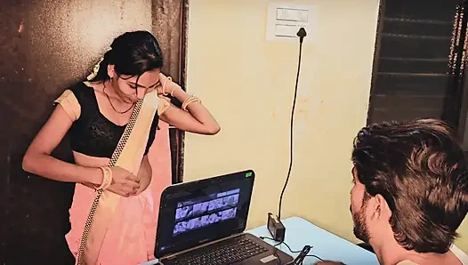 Şirketimin çalışanı benimle sevişmek istiyor, çıplak olduğumda evime geliyor, sonra seks hakkında konuşuyor.