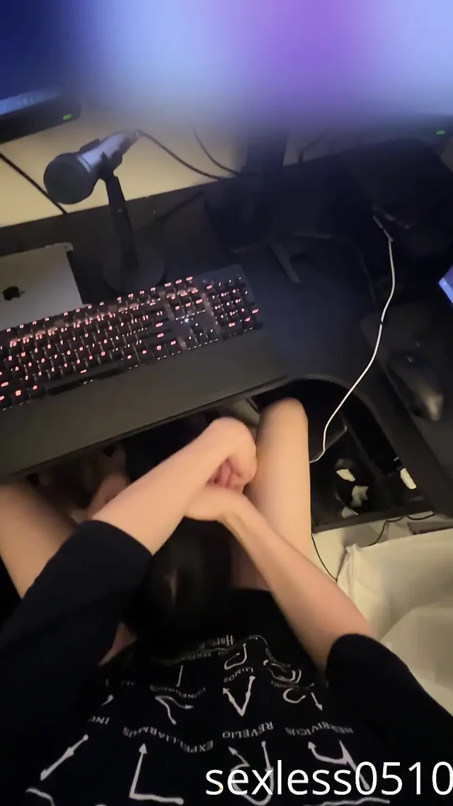 [Beginner] Masturbating Using the Mouth of a Meat Onahole While Watching AV