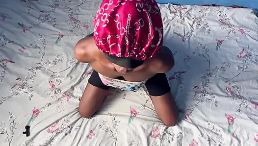 Amcığımın içine boşalıyor ve oda arkadaşımı sikiyor ve içine boşalıyor