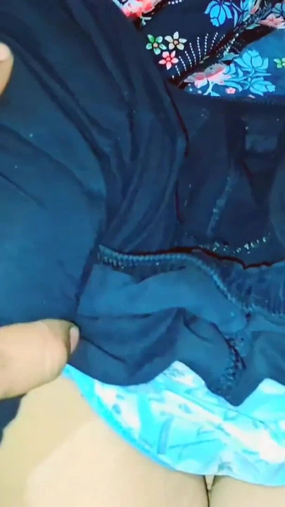 Hintli 18 yaşındaki kız köyde ilk kez sıkı amcık xxx video | Klip 1