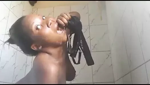 Sürtük abanoz twerking ve bir sutyen işemek (römork)