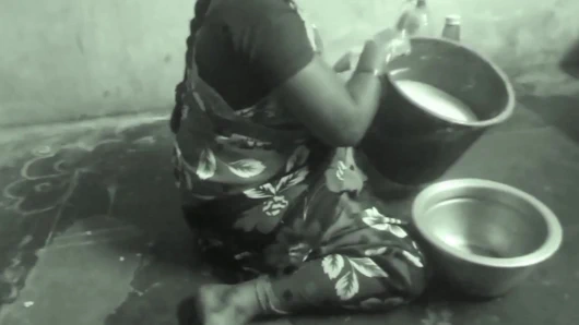 Tamil teyzenin göğüsleri genç oğlanın sesine bastırıyor