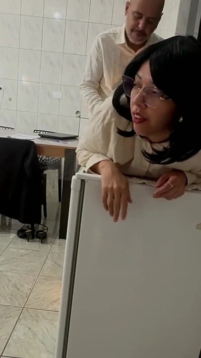 Sekreter götüne tokat atarak ve dölleme ile anal penetrasyonla şaşırıyor. | Klip 3