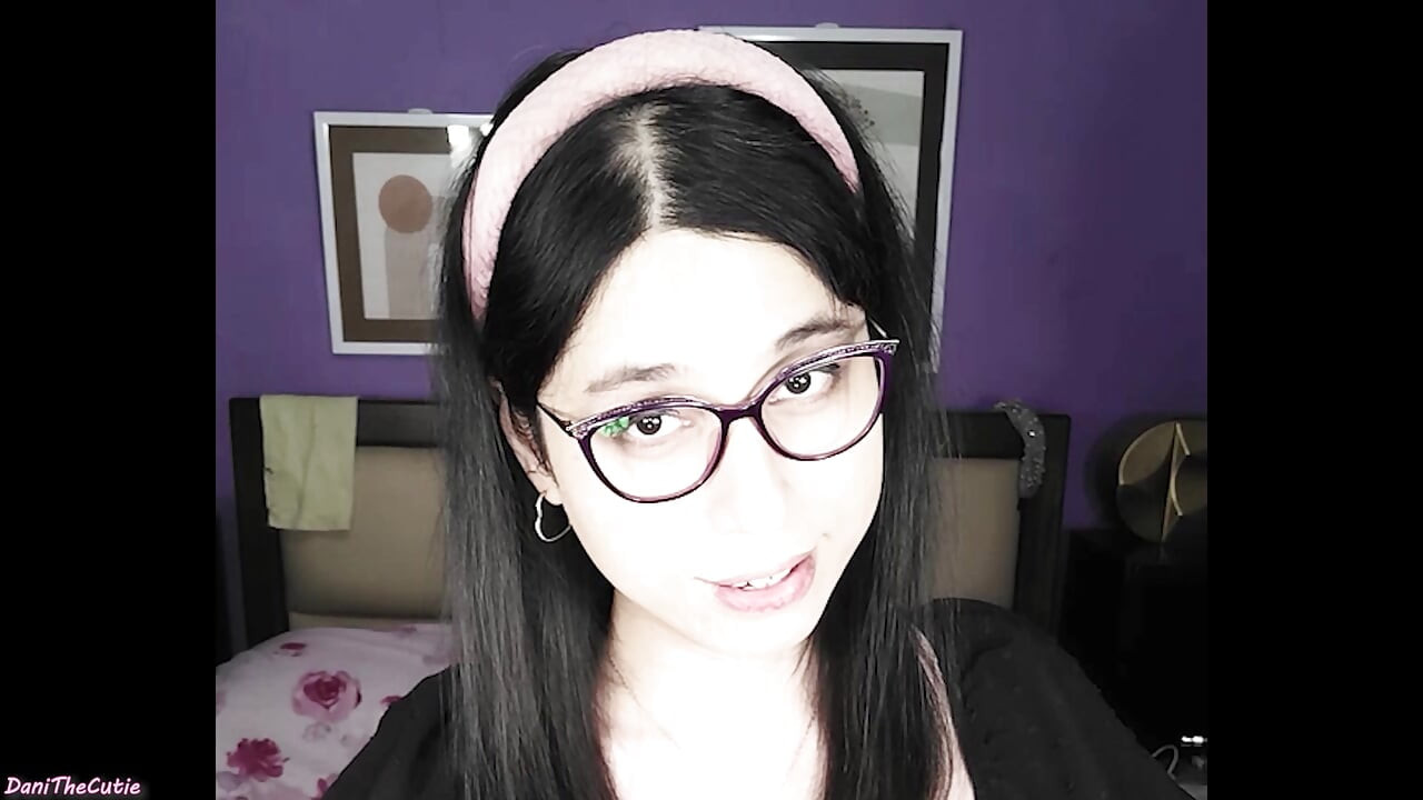 Sevimli tgirl danithecutie ikiniz de seksi vücudunu keşfederken sizi teşvik ediyor