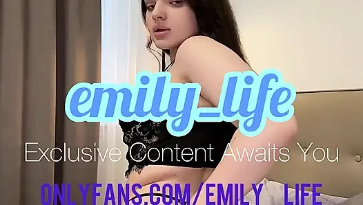 Ateşli esmer hatun büyük göğüslerini emily_life gösteriyor