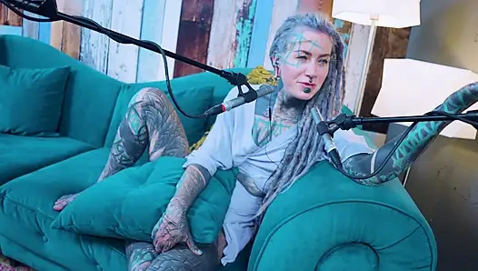 H hakkında konuşuyorum - mutluluk - asmr podcast sfw konuşuyor gotik sıska kız dreadlocks dövmeli model dövmeli kız