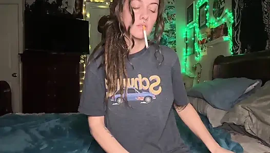 Sigara fetişi mastürbasyonu - ıslak kıllı amcık damlatıyor