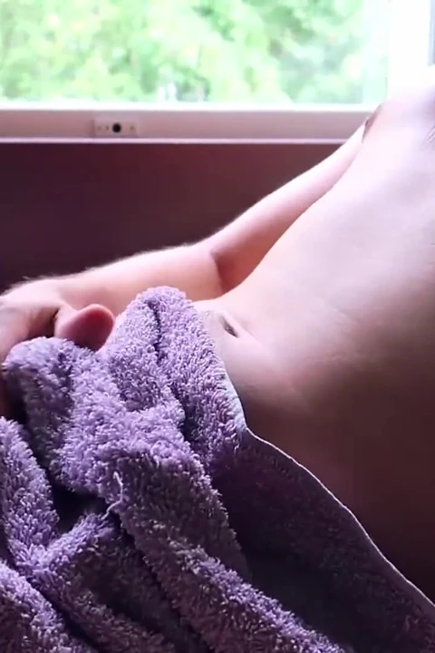 Havlu babacık boşalmana yardım ediyor! Kadınlar için porno - benim için boşal