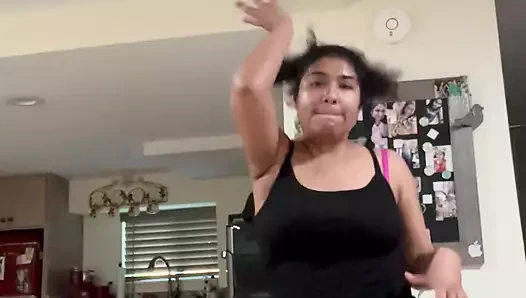 İlk kez iç çamaşırımla dans ediyorum