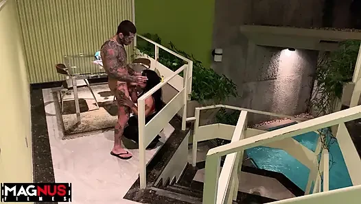 Büyük götlü kısa kız dövmeli bir adamla seks yapıyor.