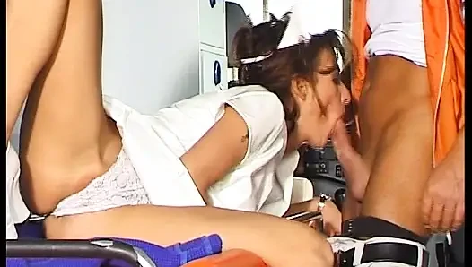 Mükemmel Alman nurse ambulansta büyük yarağa biniyor