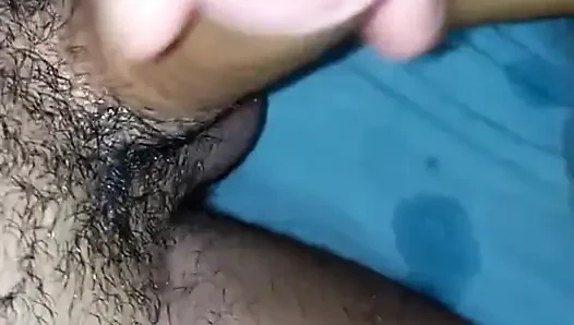 Üvey baba üvey kızına ilk kez gırtlağına kadar almayı ve işemeyi öğretiyor