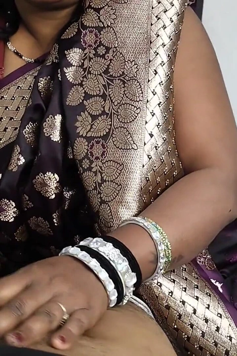 Özel yenge devar cep telefonunda baharatlı video izlerken yakalandı - edepsiz Hintçe konuşma ve ham eylem ile gerçek karı rol oyunu