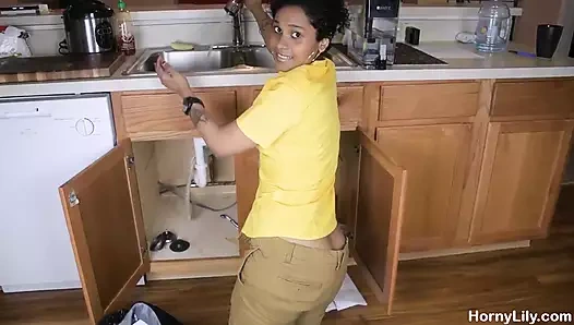 Hintli sikişen tesisatçı büyük vidalı şoförle tüm deliklerini düzeltiyor