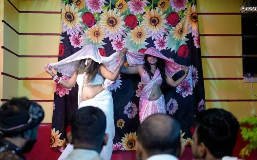 Hintli bihari chapri ateşli kız Sudipa ve Alisha ve tüm thirki erkeklerle canlı çıplak dans gösterisi (tam film)