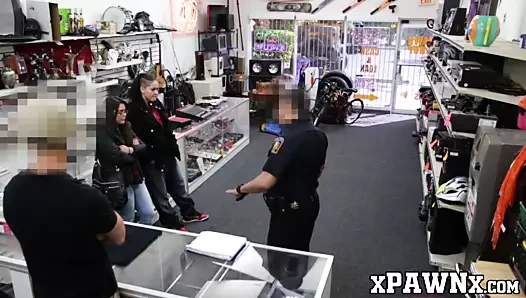 moolah için sert ve hızlı tefeci tarafından dövülmüş kabadayı cadaloz