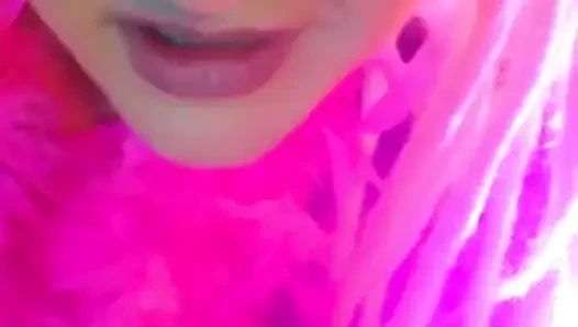 Elimde boşal ve küçük kadın kılıklı bir kaltak gibi sürtün