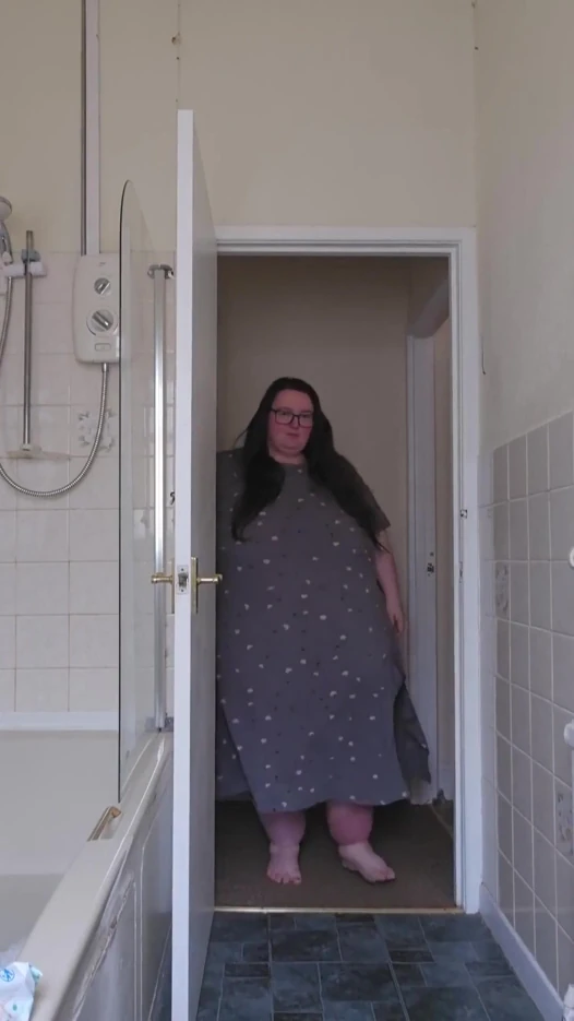 Ssbbw banyoda soyunuyor şişman vücut keşfi
